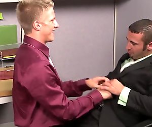 Muscled officehunk fucked by annoying stud