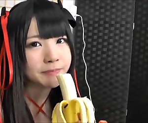 Sie nimmt eine Banane
