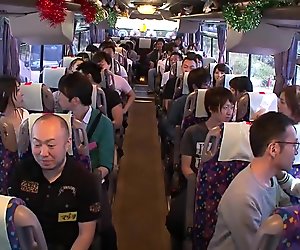 Putas japonesas en un autobús montando las pollas de extraños al azar